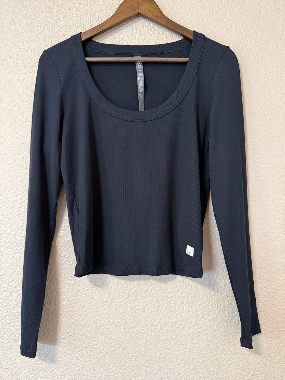 NWOT Vuori Long Sleeve Pose Scoop Tee Black XL Athleisure Cropped Top Ribbed Gym - Picture 3 of 7